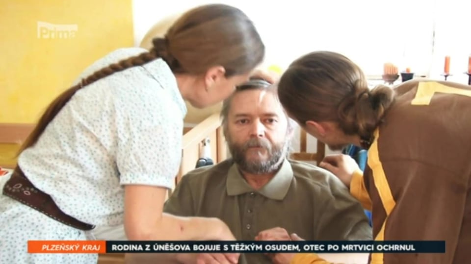 29. 12. 2017 ZPRÁVY: RODINA Z ÚNĚŠOVA BOJUJE S TĚŽKÝM OSUDEM, OTEC PO MRTVICI OCHRNUL